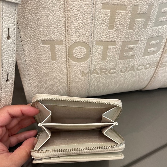 Marc Jacobs The Medium Leather Tote Bag With Wallet Set - Picture 6 of 15